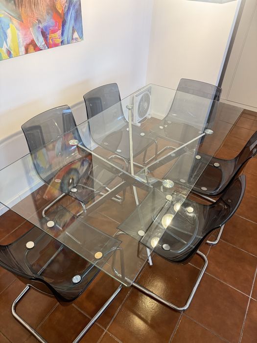 Mesa de vidro com 6 cadeiras
