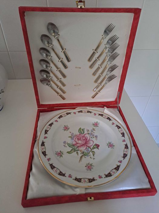 Prato para servir bolo com talher dourado