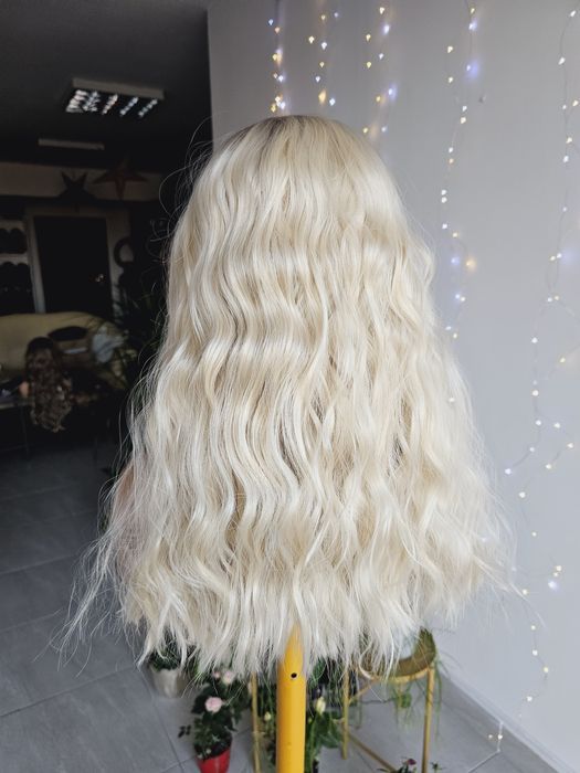 Peruka lace front fale jasny blond z odrostem Fibi naturalna fryzura