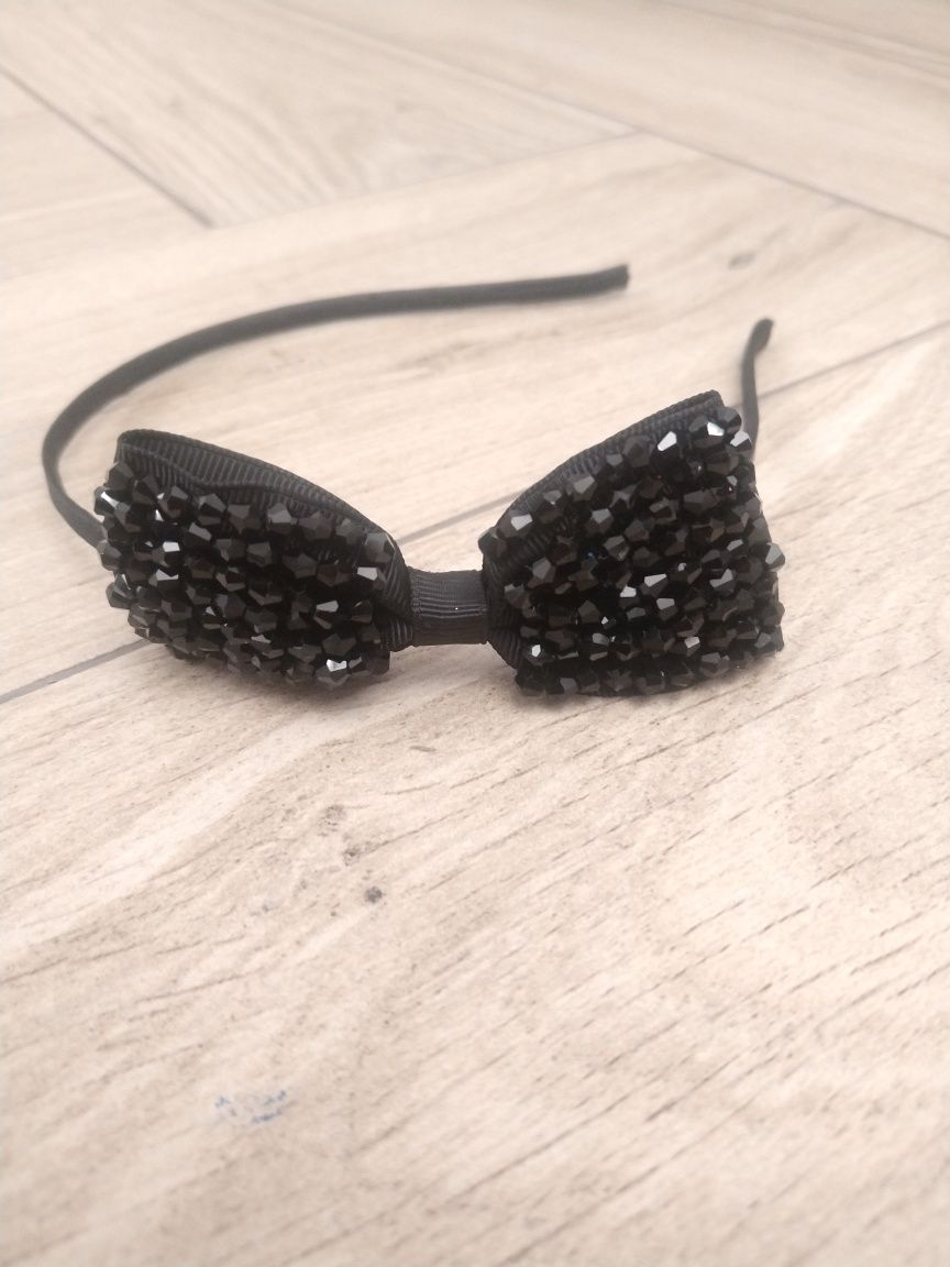 Czarna opaska dla dziewczynki SMYK z diamentową kokardką