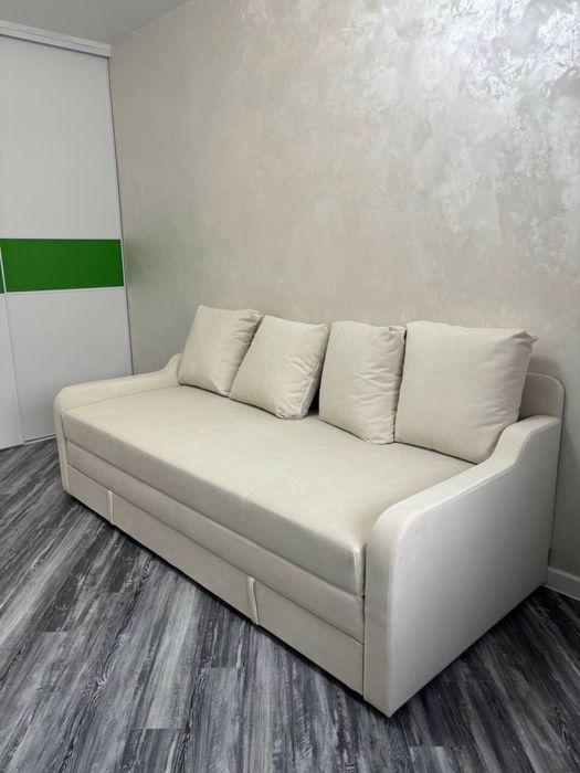 2-кімнатна з кухнею-вітальнею! Гарний ремонт!