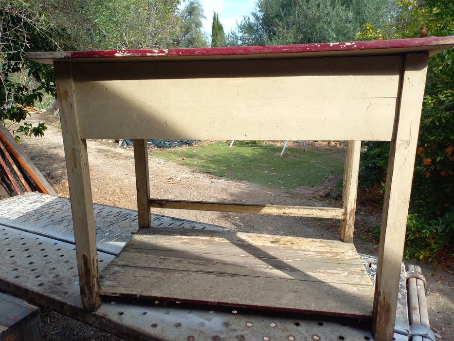 Mesa de cozinha rústica usada
