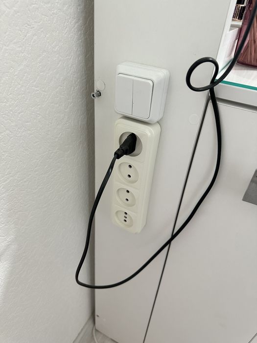 Продам стіл для манікюру з витяжкою