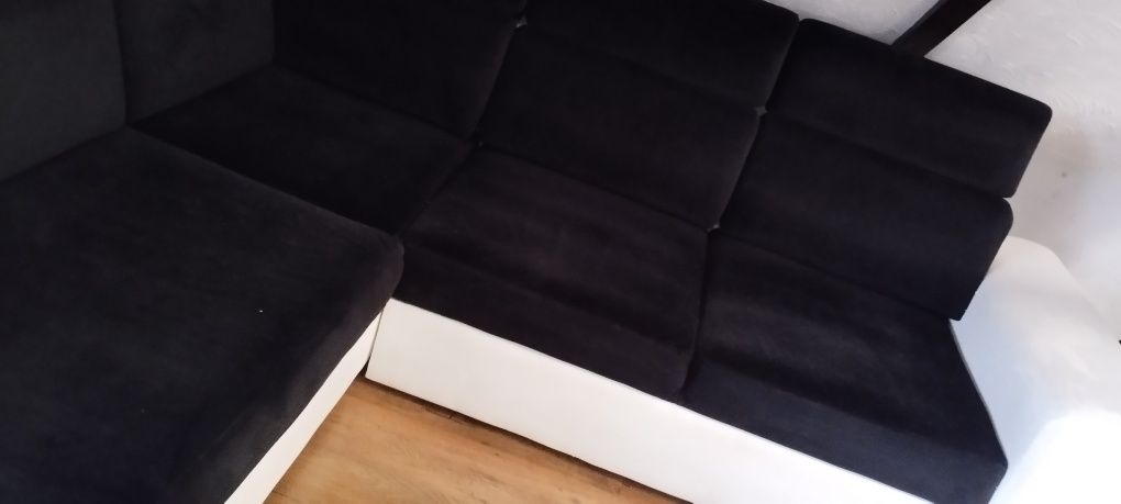 Narożnik duży,z funkcją spania,ruchome zagłówki,pojemnik,czarno- biały