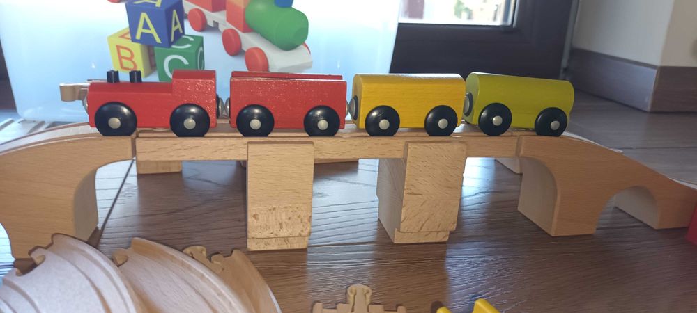 Kolejka drewniana z wagonikami i torami
