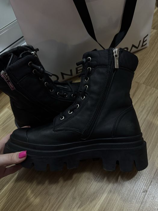 Чорні шкіряні ботинки осінні