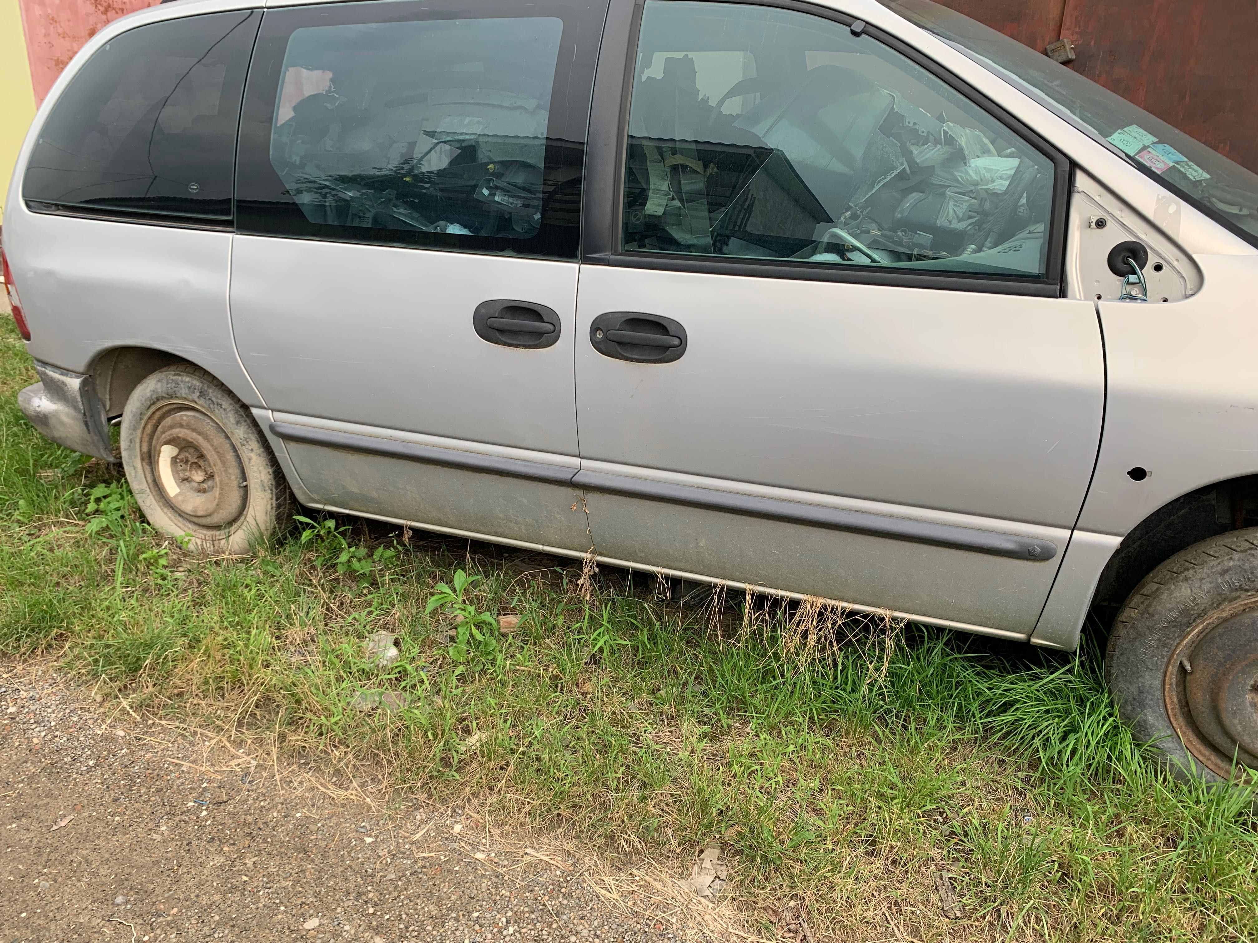 Chrysler Voyager 2996 -2006 рік на запчастини є все