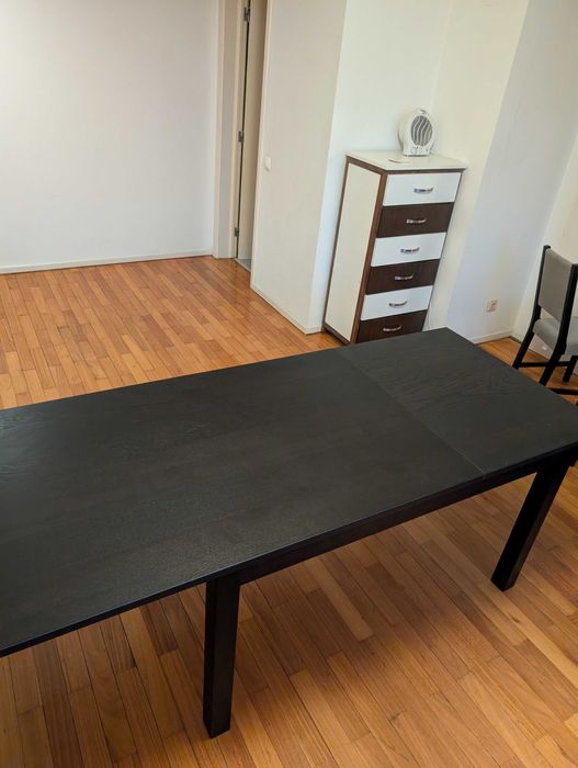 Mesa extensível Nasinge e cadeiras