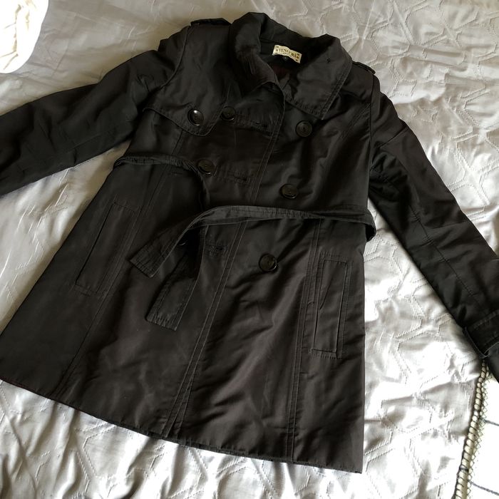 Ідеальний чорний плащ на осінь