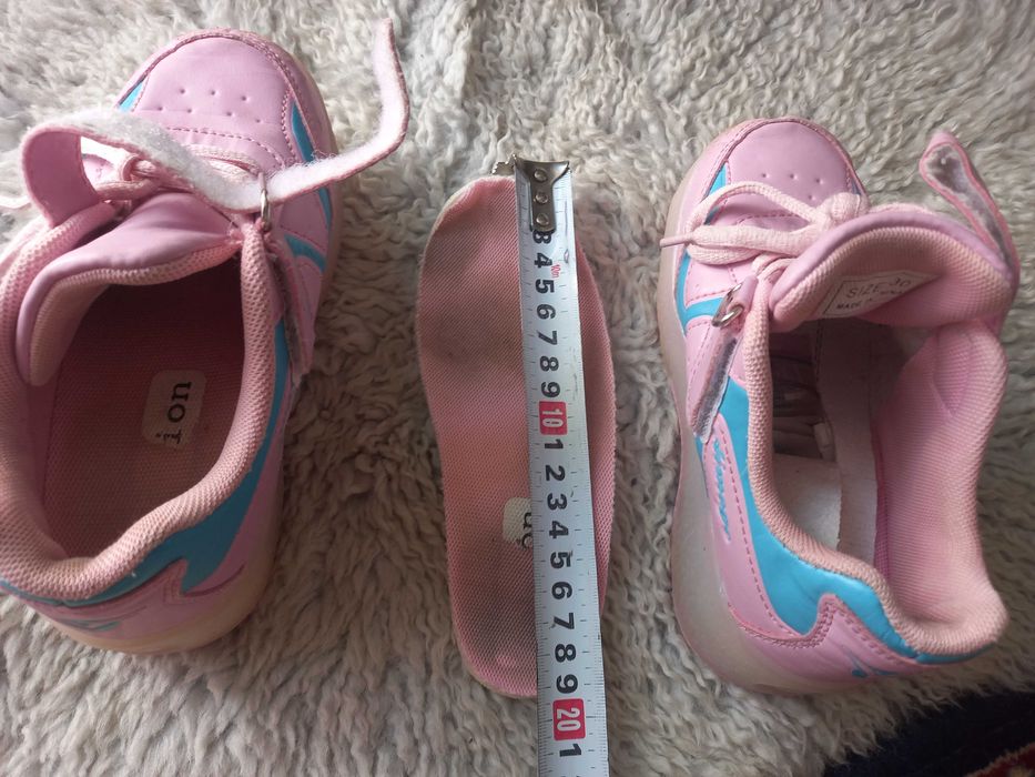 Ролико-кроссовки на двух колёсиках,которые прячутся