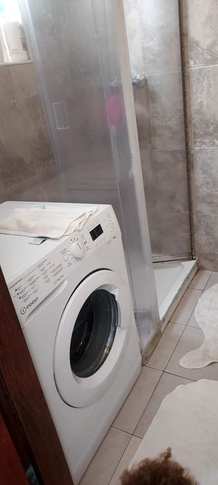 Quarto ao pé da estação de Algés