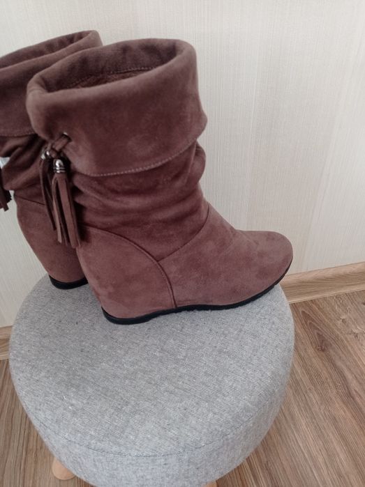 Krótkie kozaki zamszowe w kolorze beżowym