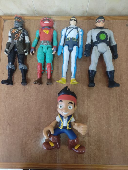 Bonecos Marvel e Outros