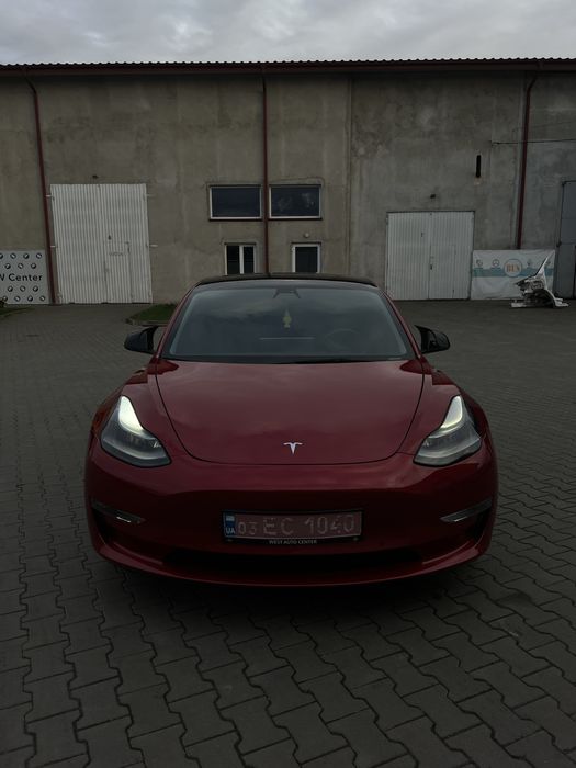 Tesla model 3 2022 року