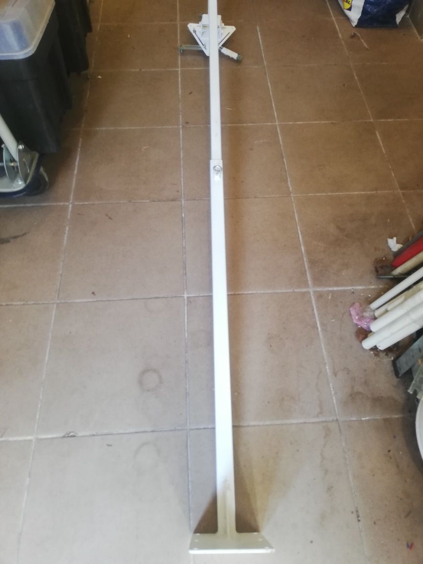 Uchwyt długi ścienny do projektora