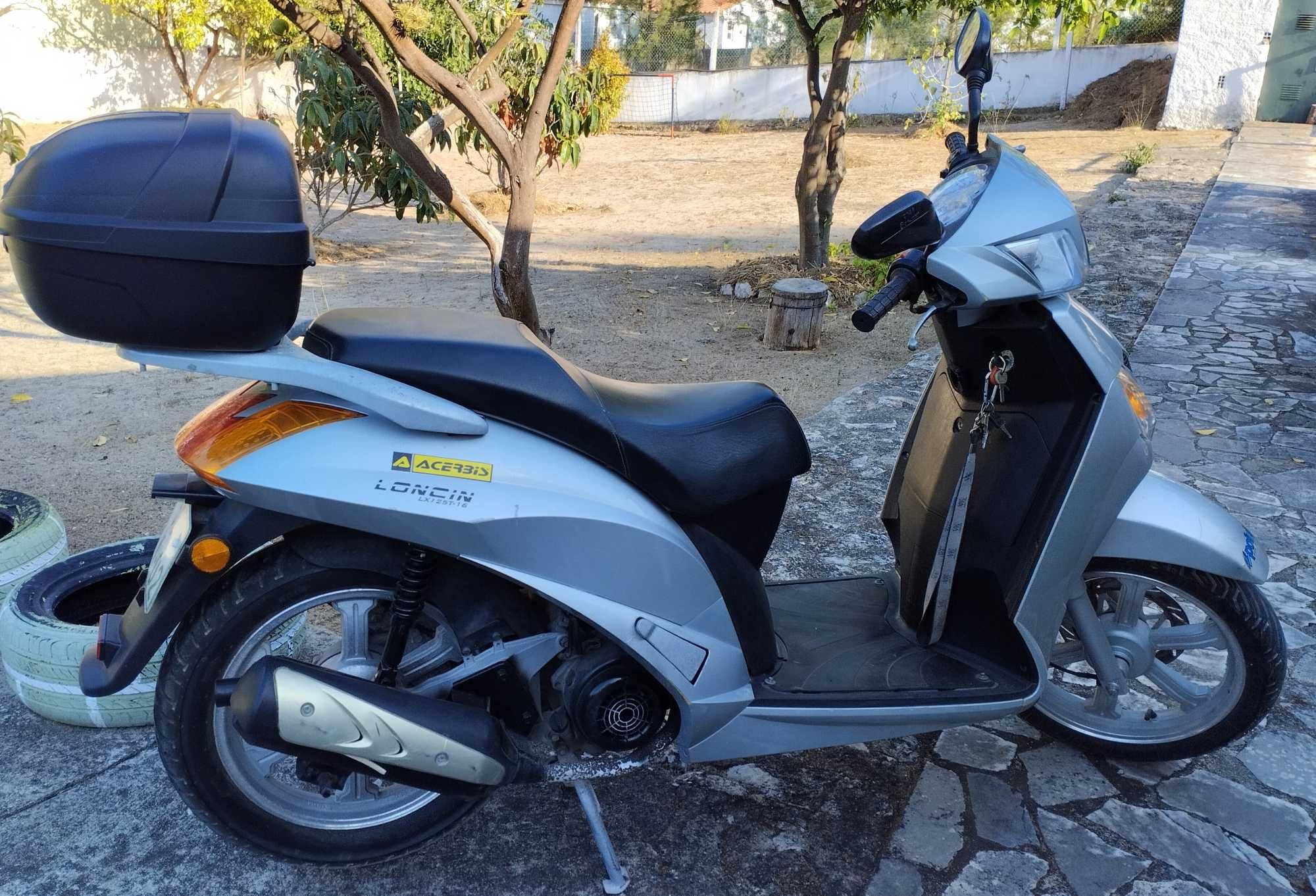 Scooter cinzenta 125cc