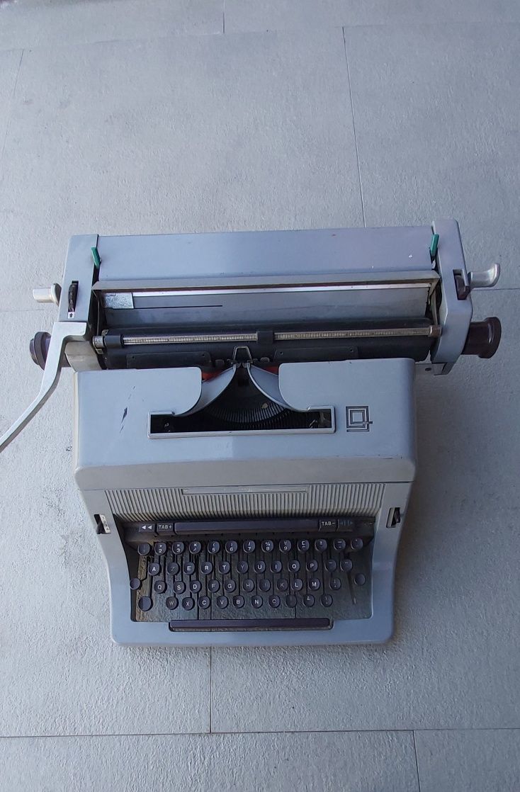 Olivetty Maquina de Escrever Linea 88 - Tipewriter