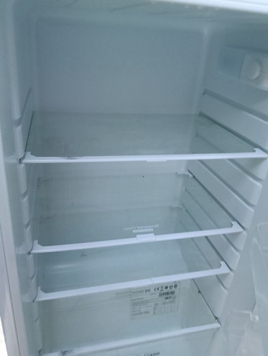 Frigorífico Daewoo em bom estado de utilização. Perfeito para armazena