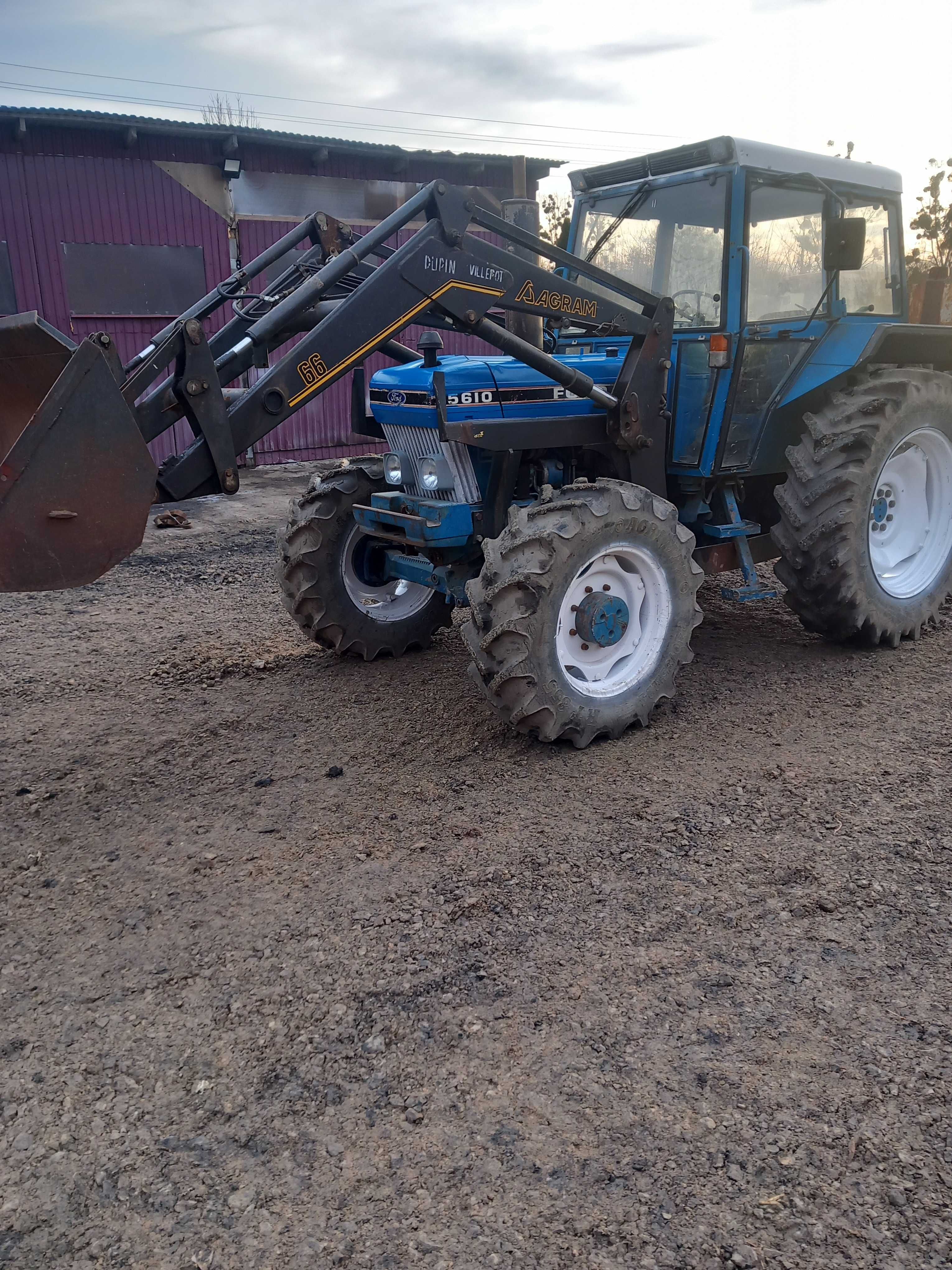 New Holland forda 5610 rozrzutnik 8 tonowy