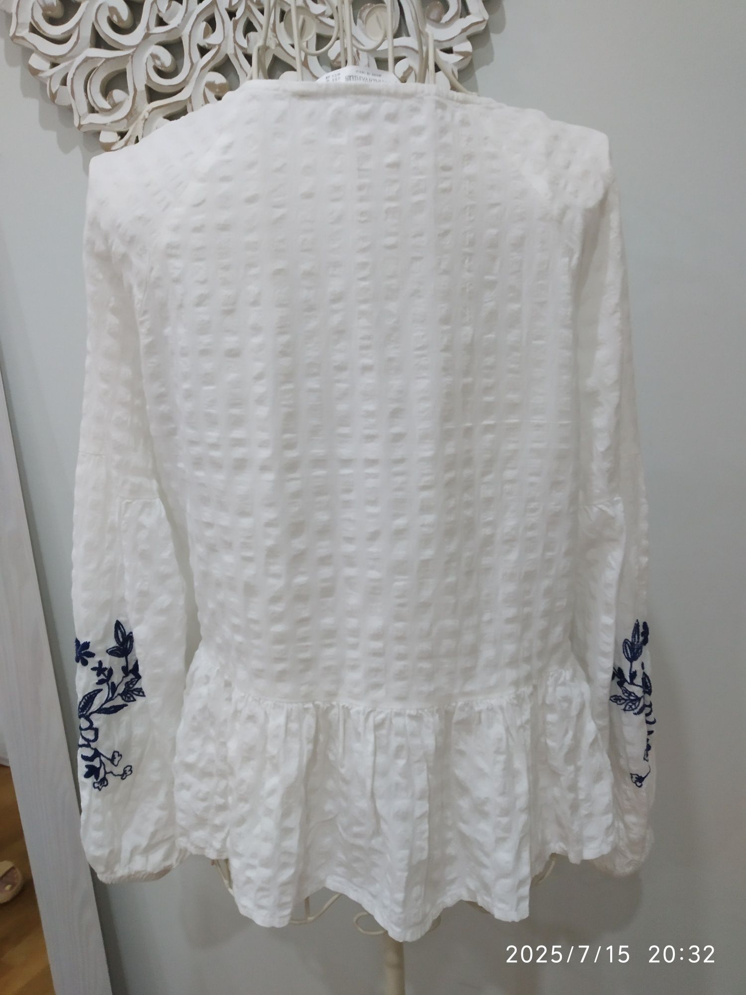 Blusa branca com bordado em azul da marca Stradivarius