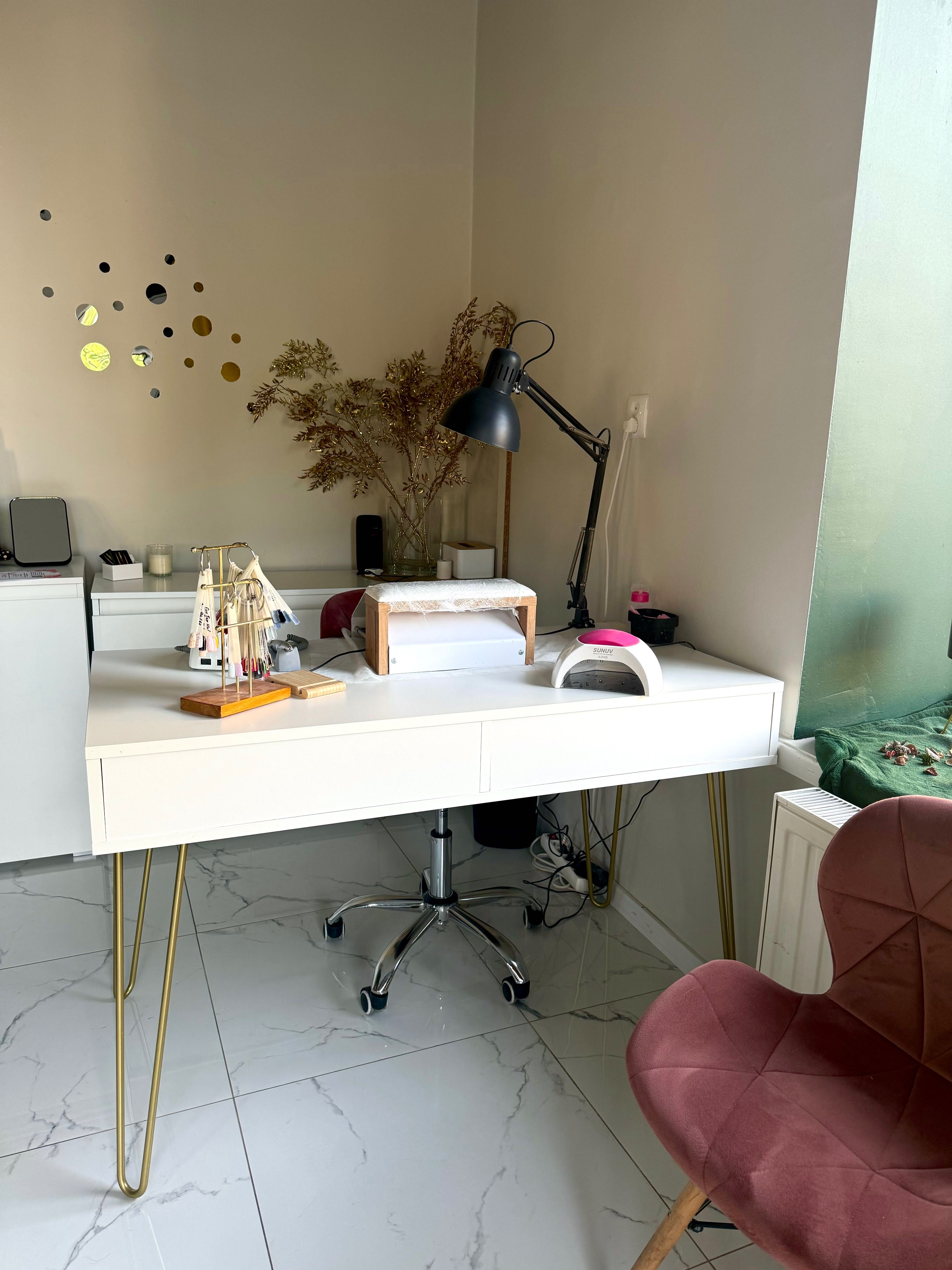 Wynajmie stanowisko manicure na Woli