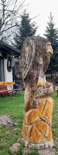 Rzeźba ogrodowa orła.