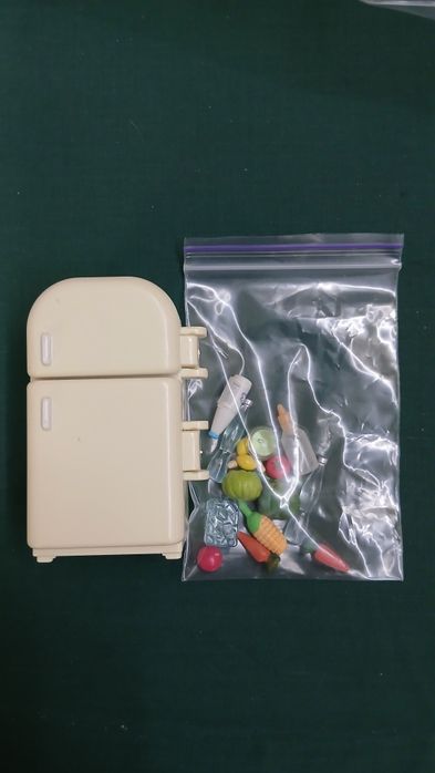 Наборы Sylvаnian Families телевизор и 4 слайда.Холодильник с посудой.К