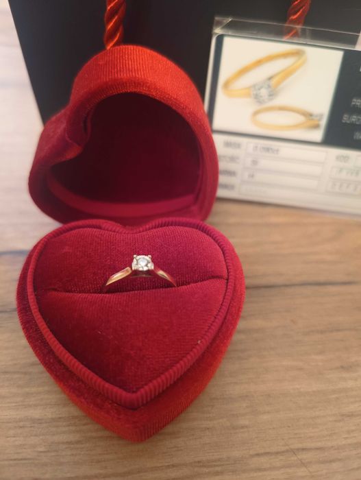 Pierścionek zaręczynowy