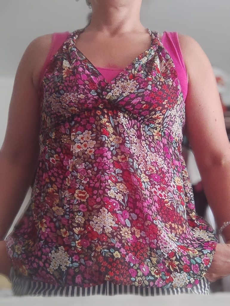 Blusa dupla com alças.
