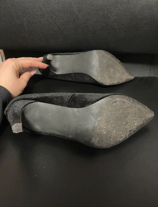 Czarne, welurowe szpilki ze złotym haftem 39