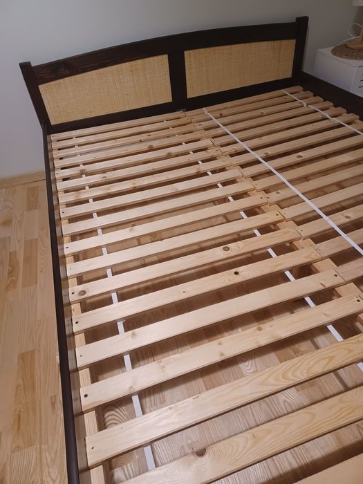 Łóżko drewniane do sypialni