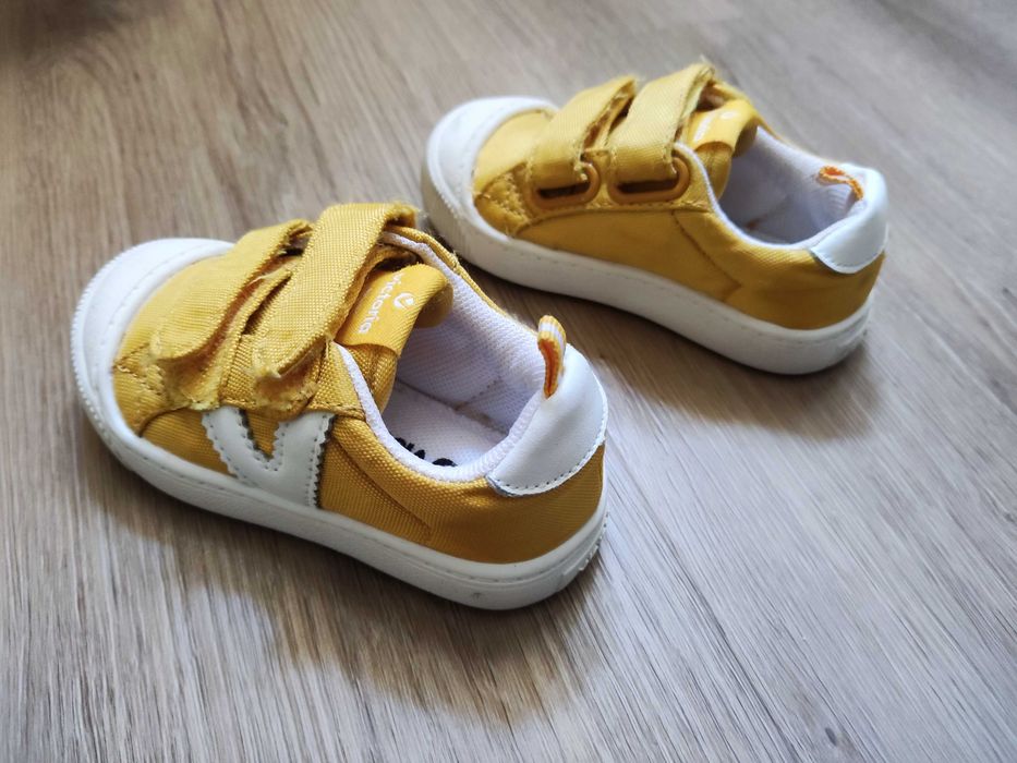 Tênis Victoria amarelos 22