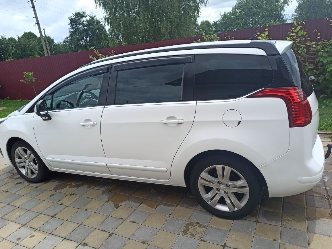 PEUGEOT 5008 Allure 2015 1.6 THP