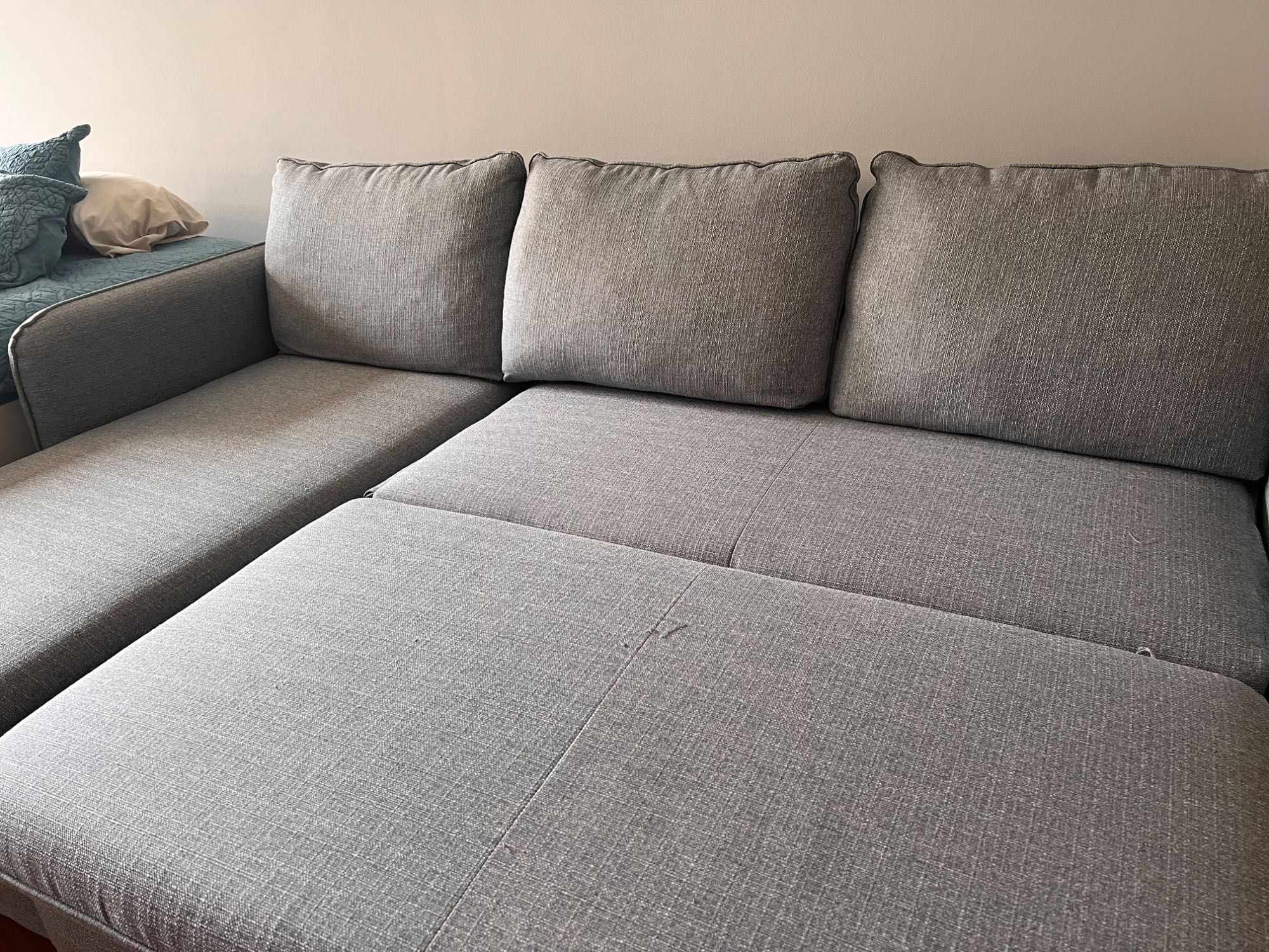 Sofá cama, com armazenamento da marca gato preto . Como novo.