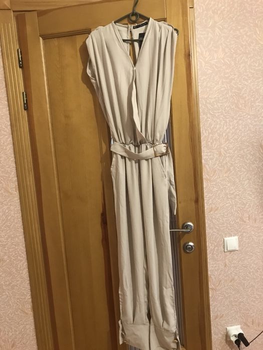 Очень классный комбинезон бежевого цвета