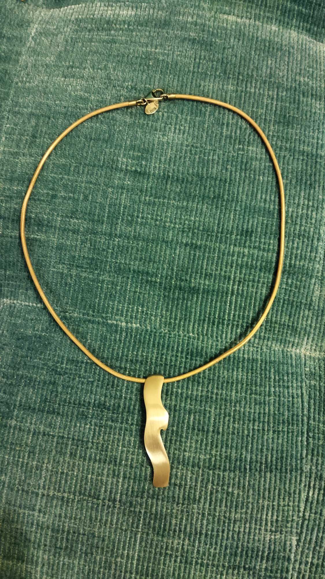 Gargantilha em couro dourado com pendente em prata dourada