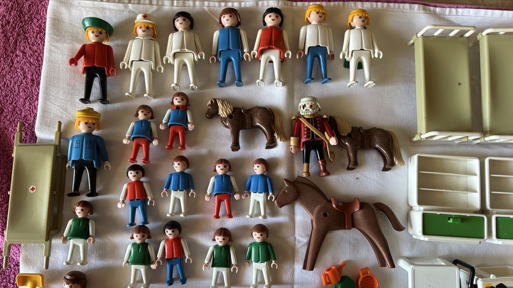 Lote de peças e antigas figuras da Playmobil