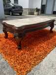 Mesa de marmore detalhada
