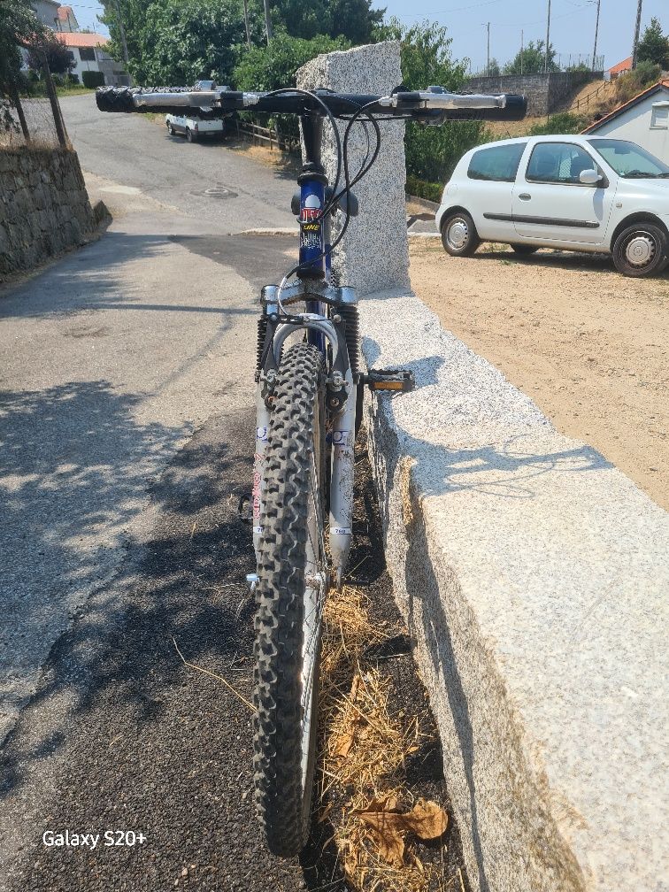 Bicicleta  com apenas 3 mudanças a 6 e a 3