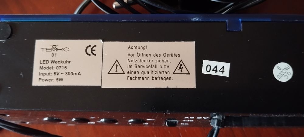 Budzik - zegar elektryczny lub na baterie.