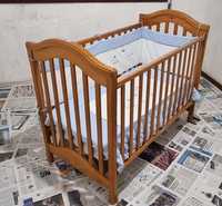 Cama de bebé de madeira