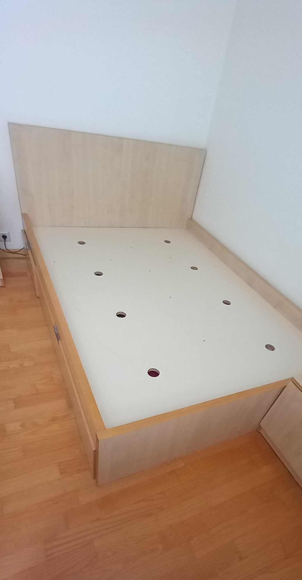 Sprzedam łóżko 140x200 w bardzo dobrym stanie + MATERAC GRATIS