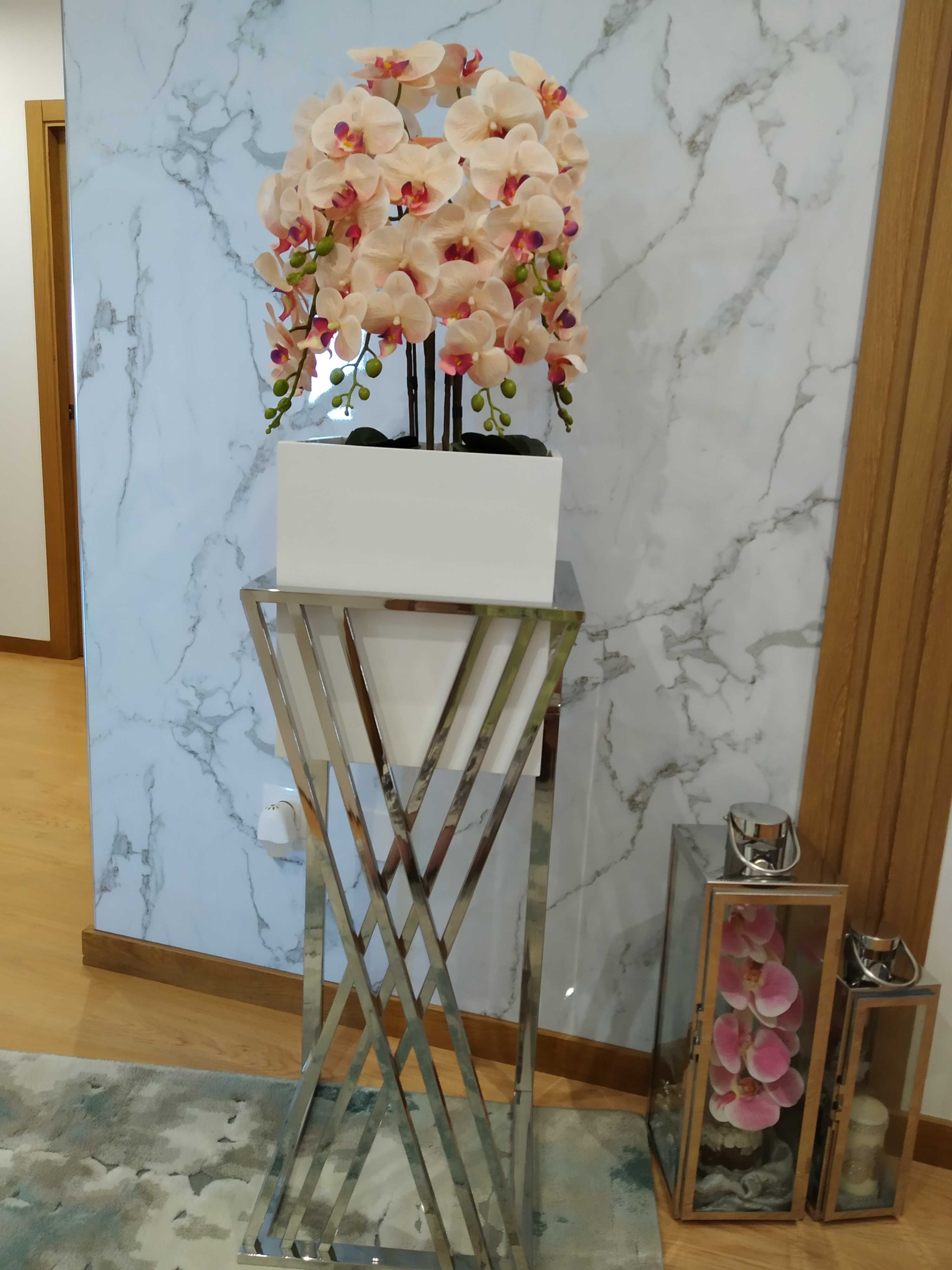 Vários modelos de floreiras decorativas