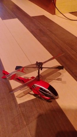 Helikopter na pilota czerwony