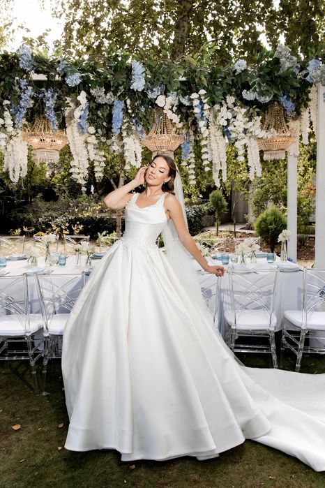 Розкішна весільна сукня з перлинами