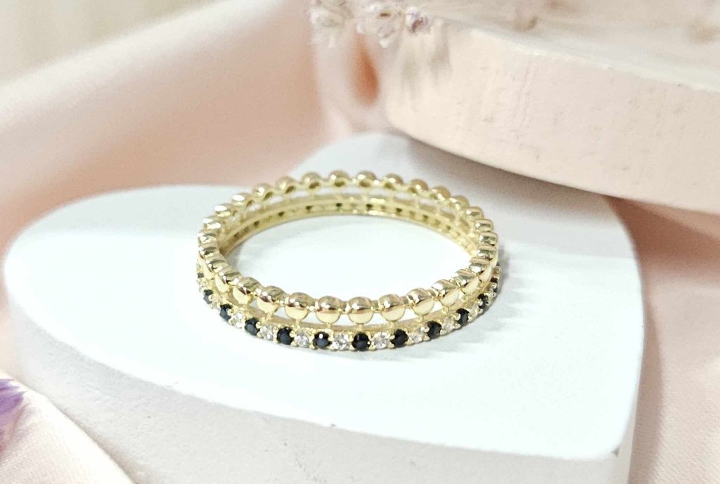 Złoty pierścionek z białymi i czarnymi cyrkoniami