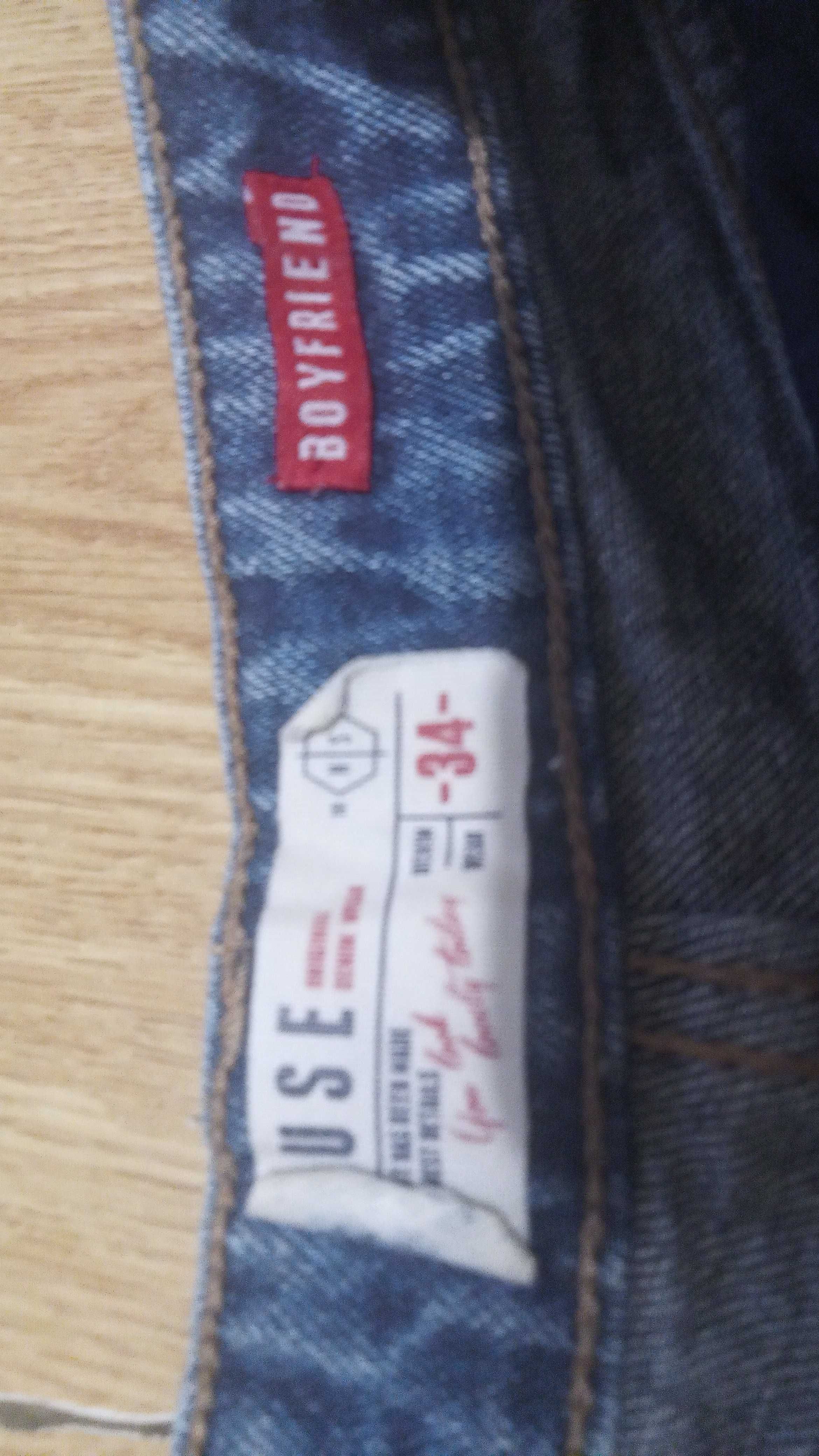 Spodnie dżinsowe z dziurami przetarciami