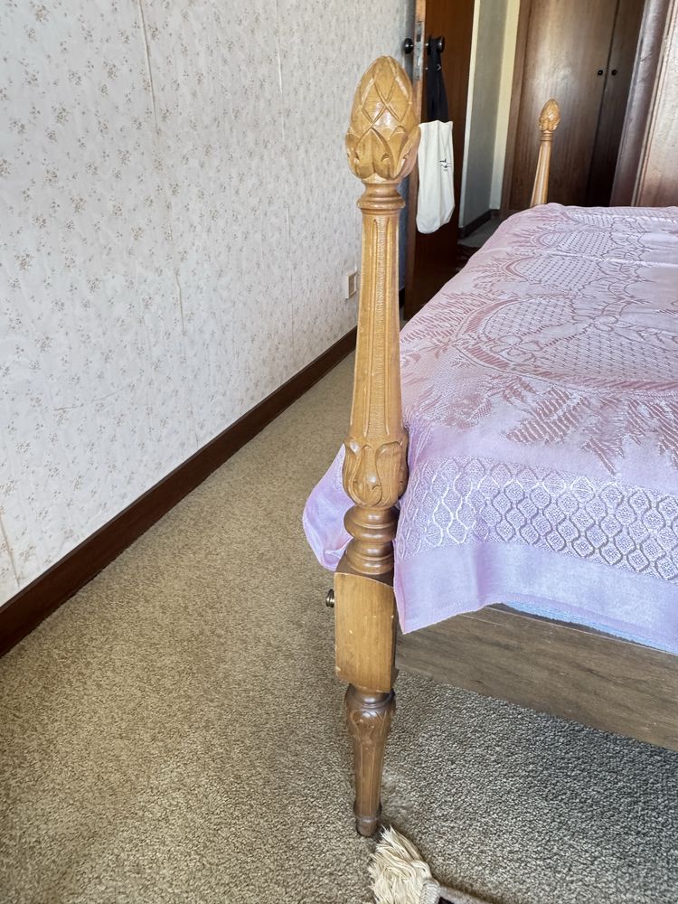 Cama de casal com Colchão/mesas de Cabeceira
