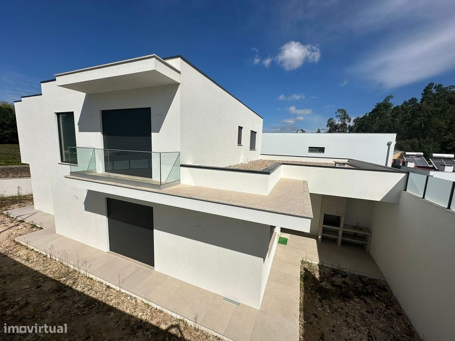 Moradia de 4 frentes de qualidade superior com 3 suites