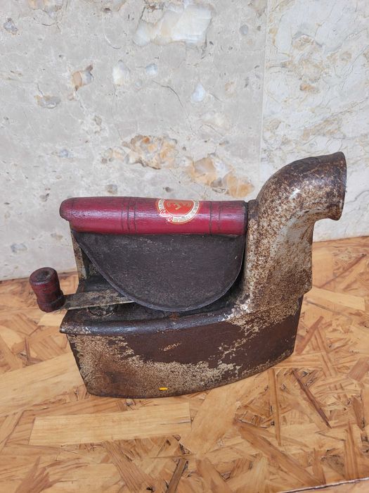 Ferro de engomar antigo da Companhia Industrial de Fundação